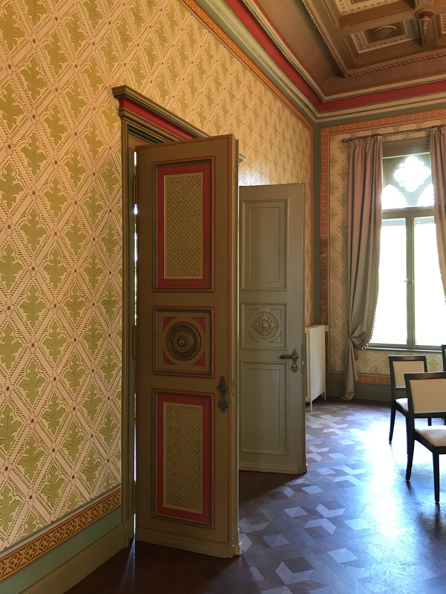 Patterned wallpaper and painted doors at Evenburg